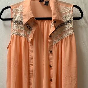 BKE Boutique peach layering shirt with accents
